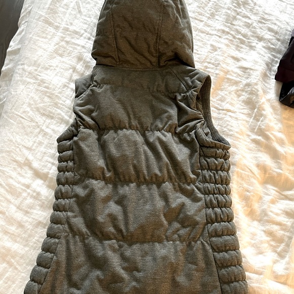SUPER cute heathered forest green Athleta vest with hood - Picture 2 of 3